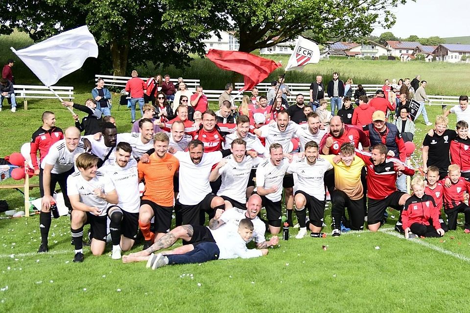 Sehr souverän: Der FC Wallersdorf bejubelt den zweiten Sieg im dritten Relegationsspiel!