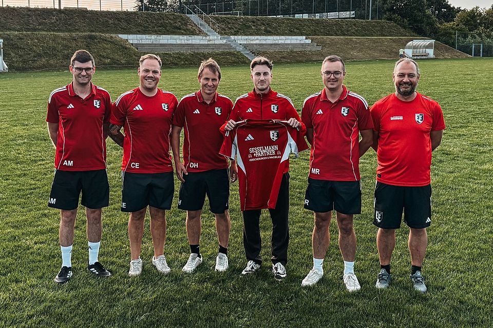 von links nach rechts: Andreas Mautner (Abteilungsleiter, sportlicher Leiter), Christoph Exl (Cheftrainer), Dominik Höfl (2. Vorstand Thyrnau), Timo Stadler (Spielertrainer), Matthias Rott (2. Vorstand Kellberg), Christian Friedl (Abteilungsleiter)