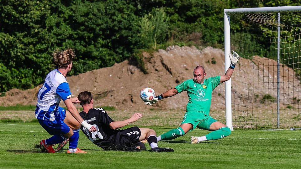 Starke Parade: Moosinnings Torwart Aaron Siegl rettet gegen Freisings Christian Schmuckermeier