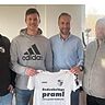 Abteilungsleiter Markus Wagner (links) und 1. Vorstand Markus Pertler mit dem neuen Trainerduo Andreas Karl und Johann Lauerer.