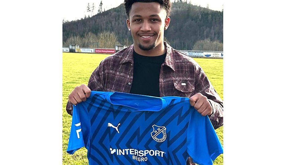 Marvin Lauber freut sich, ab kommender Saison wieder das Trikot des FV Breidenbach zu tragen. © FV 09 Breidenbach