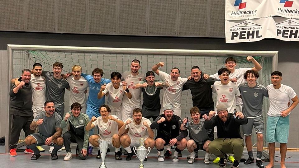 Vereint im Erfolg: TuRa Niederhöchstadt und BSC Schwalbach feiern gemeinsam ihre Turniersiege.