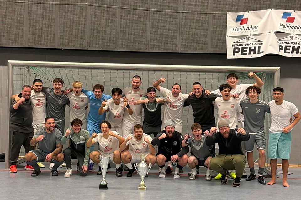 Vereint im Erfolg: TuRa Niederhöchstadt und BSC Schwalbach feiern gemeinsam ihre Turniersiege.