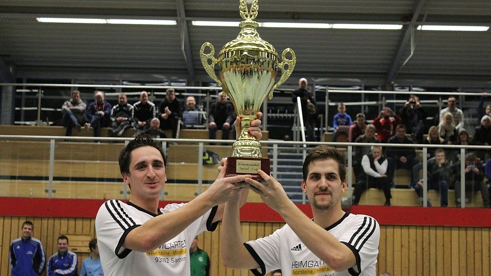 Dürfen den Siegerpokal in die Höhe strecken: die Kicker des SV Donaustauf. F: Würthele