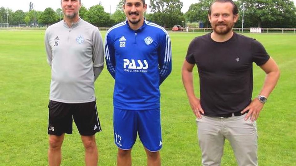 Cheftrainer Jochen Seitz (links) und Benedikt Hotz (rechts) freuen sich über die Vertragsverlängerung von Hamza Boutakhrit.