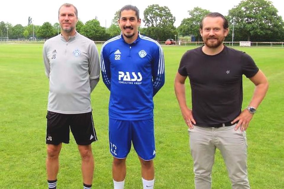 Cheftrainer Jochen Seitz (links) und Benedikt Hotz (rechts) freuen sich über die Vertragsverlängerung von Hamza Boutakhrit.