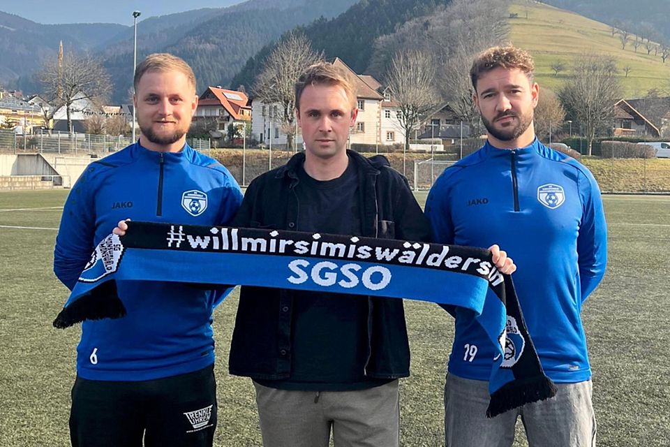 Ab Sommer bei der SG Simonswald/Obersimonswald: Manuel Dick (Mitte) mit seinem künftigen Chefcoach Daniel Trenkle (rechts) und Patrick Bölling (sportliche Leitung) | Foto: Verein