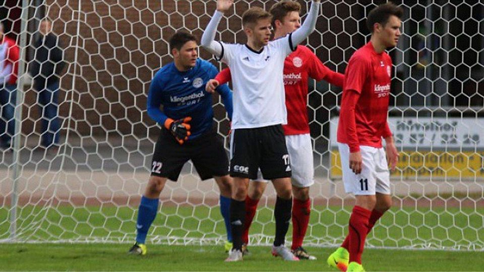 Konzentriert: Hövelhofs Torwart Dominik Meyer muss derzeit bei Strafraumaktionen immer mit einem Elfmeter rechnen. Das ist für ihn derzeit aber kein Problem. F: Heinemann