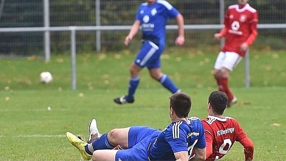 Sitzfußball ? - Nein, am Ende einer der nicht wenigen Zweikämpfe im Derby Oberjettingen (blau) gegen Unterjettingen (rot) setzte es die Kontrahenten auf den Hosenboden Foto: Vecsey
