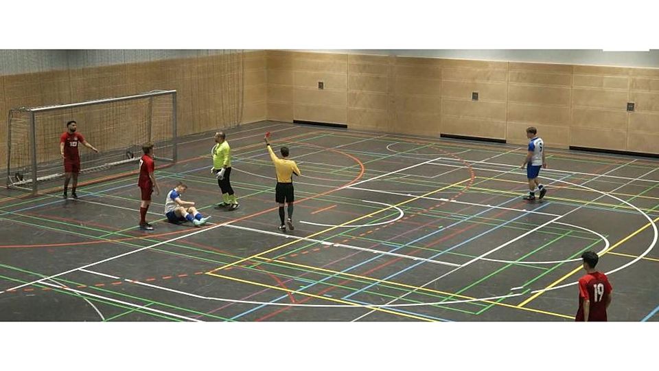 Ungläubig wendet sich Torsten Bochinsky ab. Schiedsrichter Jannis Kaufmann (rechts) zeigt dem Torhüter von 1817 Mainz wegen Notbremse Rot.	Foto: VRM Livestream (Screenshot)