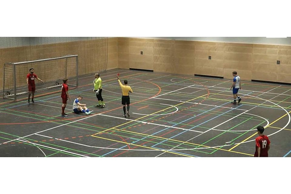 Ungläubig wendet sich Torsten Bochinsky ab. Schiedsrichter Jannis Kaufmann (rechts) zeigt dem Torhüter von 1817 Mainz wegen Notbremse Rot.	Foto: VRM Livestream (Screenshot)