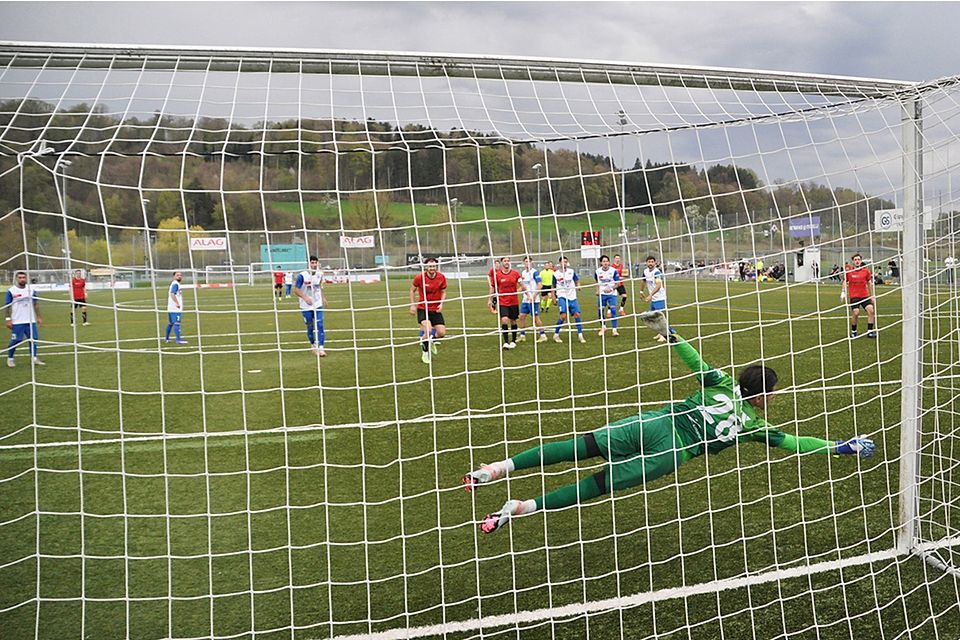 Bei WBs Sturmlauf stand Tuggen-Keeper Colin Hegner oft im Mittelpunkt des Geschehens.
