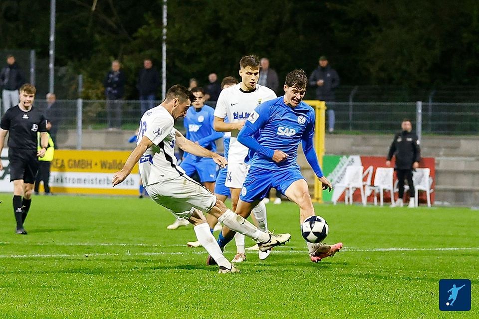 Die Walldorfer (blau) müssen am Samstag zu den Stuttgarter Kickers. Die Walldorfer (blau) müssen am Samstag zu den Stuttgarter Kickers.