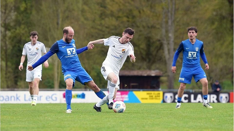 Der Laufenburger Sebastian Schmidt (rechts) gewinnt einen Zweikampf gegen den Lahrer Johannes Wirth. 
