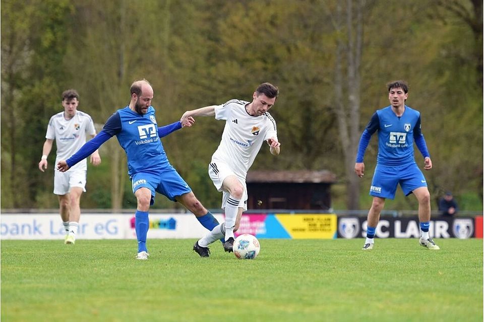 Der Laufenburger Sebastian Schmidt (rechts) gewinnt einen Zweikampf gegen den Lahrer Johannes Wirth. 