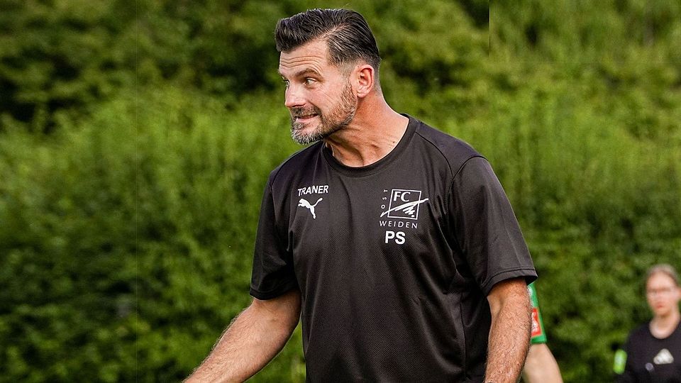Trainer Philipp Siegert hat beim FC Weiden-Ost verlängert.