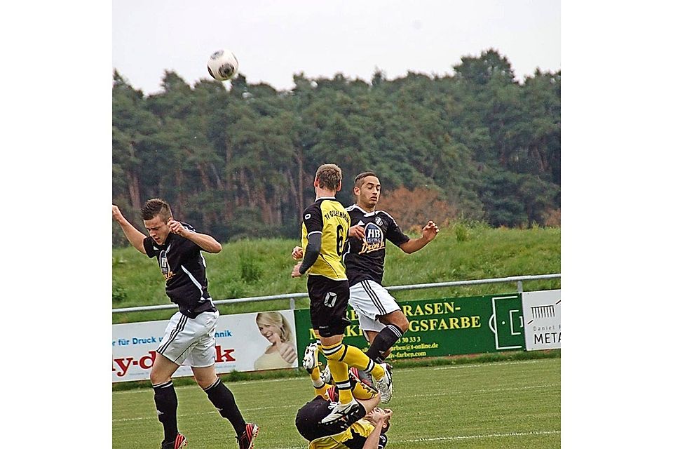 Der TSV Abensberg (in schwarz) fand keine Orientierung.  Foto: Abeltshauser