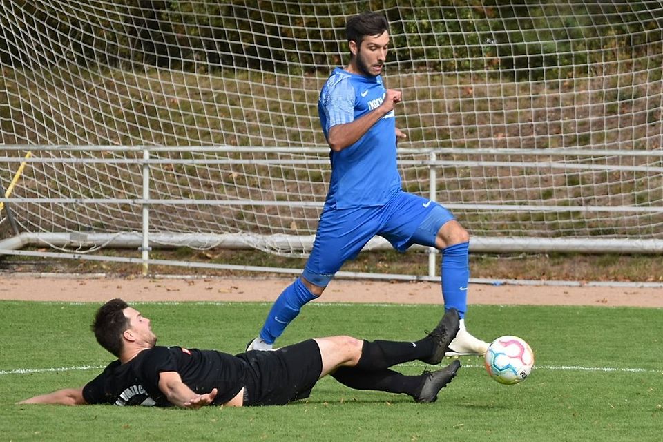 Nur einmal ging Königschaffhausen (blaues Trikot) in dieser Saison bisher als Verlierer vom Platz: Anfang Oktober beim 1:3 bei der SG Solvay Freiburg/Umkirch. | Foto: Jürgen Grödel