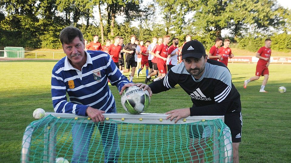 Arno Hornberg (links) und Igor Sreckovic haben die neue Steinhagener Mannschaft geformt. Im Hintergrund dreht diese locker ihre Aufwärmrunde.