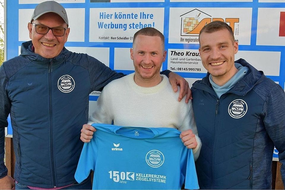 Weikertshofens Fußball-Vorstand Martin Steininger (l.) und der Sportliche Leiter Dominik Widemann (r.) freuen sich, dass Maximilian Schuch wieder zurückkommt.