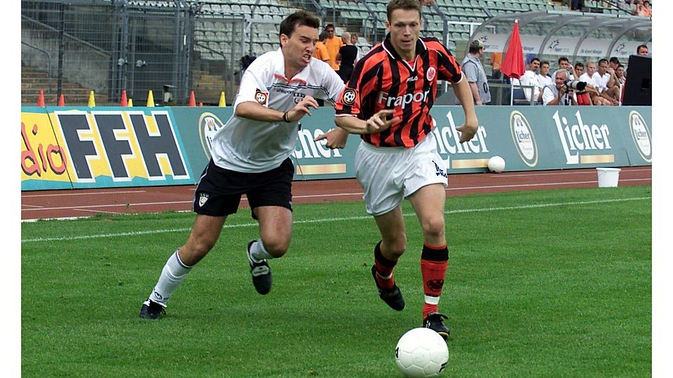 Vollen Einsatz, wie hier als Spieler im Trikot des SSV Reutlingen gegen seinen Ex-Verein Eintracht Frankfurt, fordert Frank Gerster (links, hier gegen Michael Mutzel) künftig auch von seinen Kickern beim FC Neu-Anspach.