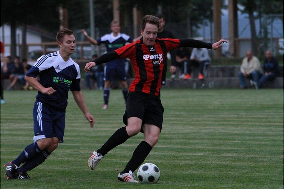 Der Freie TuS (in rot) zog am Ende verdient, jedoch nicht ohne Mühe ins Pokal-Viertelfinale ein. F: Michael  Schmeilzl