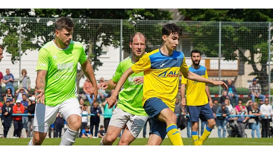 David Merkel (vorne) vom VfB Aßlar II präsentiert sich im Derby gegen den SV Hermannstein besonders torhungrig und markiert beim 7:0-Heimerfolg gleich vier Treffer. David Merkel (vorne) vom VfB Aßlar II präsentiert sich im Derby gegen den SV Hermannstein besonders torhungrig und markiert beim 7:0-Heimerfolg gleich vier Treffer. © Isabel Althof