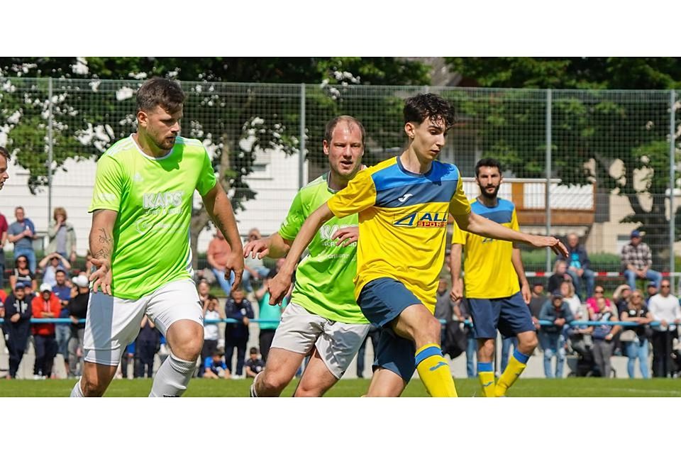 David Merkel (vorne) vom VfB Aßlar II präsentiert sich im Derby gegen den SV Hermannstein besonders torhungrig und markiert beim 7:0-Heimerfolg gleich vier Treffer. David Merkel (vorne) vom VfB Aßlar II präsentiert sich im Derby gegen den SV Hermannstein besonders torhungrig und markiert beim 7:0-Heimerfolg gleich vier Treffer. © Isabel Althof