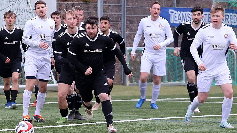Gastgeber Hackenheim (weiße Trikots) und die SG Fürfeld treten am Sonntag unterm Felseneck an.