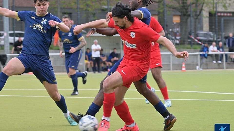 Archiv: Al-Dersimspor (rot) in Aktion