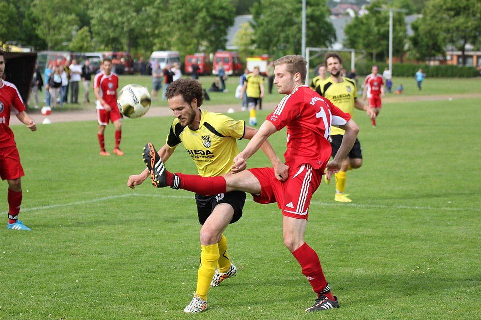Durchgesetzt: Der FC Amberg (in Gelb) machte durch das 4:0 gegen die SpVgg Vohenstrauß als Aufsteiger den Klassenerhalt perfekt. F: Schlegel