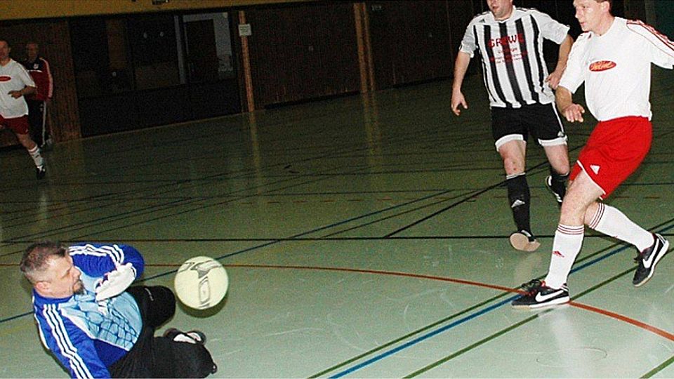 Gettorfs Kapitän Torben Gravert (rechts) scheitert mit diesem Schuss am ESV II-Keeper Kai Sukiennik. Foto: Tüxen