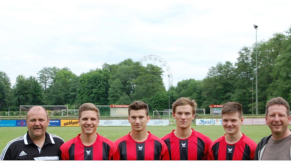 Volker Beck (rechts) ehrt mit Spielleiter Mario Dietz (links) langjährige Jugendspieler.