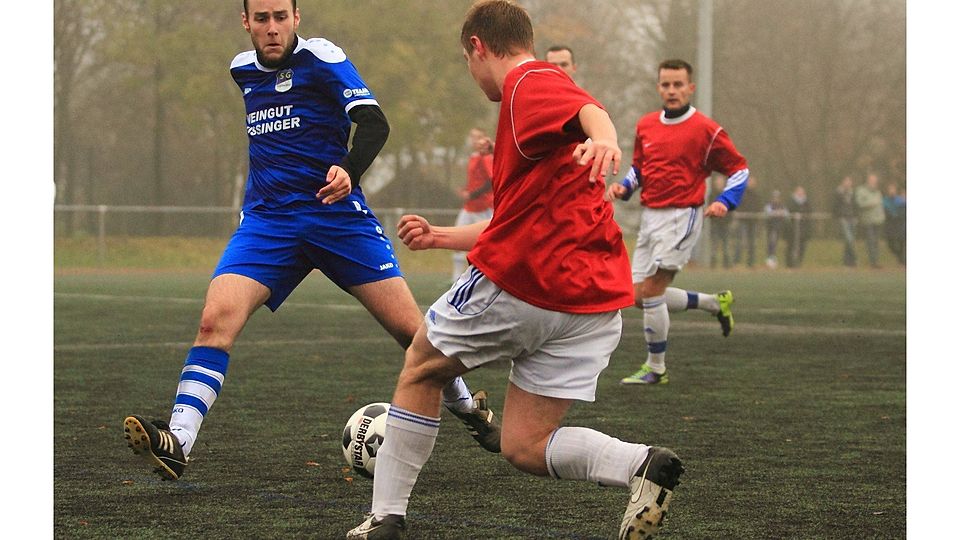 Der TV Lonsheim II (rotes Trikot) bleibt weiter an dran an Tabellenführer Germania Eich II. Bei der SG Wiesbachtal II gab es ein hart erkämpftes 4:0. (Bild: Wolff)