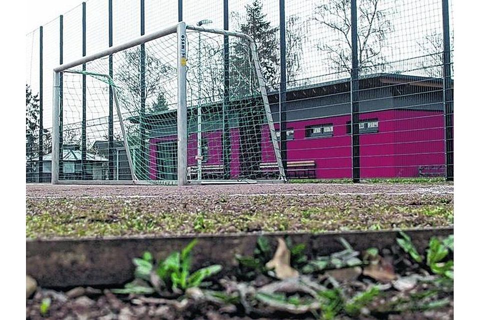 Der alte Aschenplatz des SV Nothberg mit dem neuen Vereinsheim: In Eschweilers Fußballsüden finden Gespräche über eine Fusion statt. Foto: Patrick Nowicki