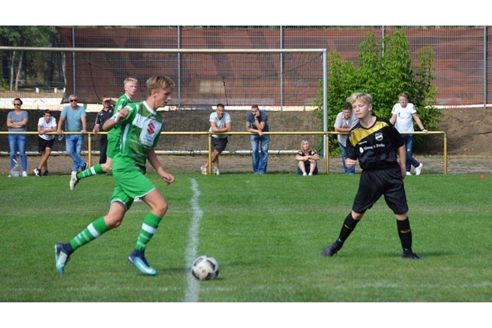 Piesteritz (in grün) gewann das U15-Pokalspiel gegen TuS Neustadt aus Magdeburg.                F: Ramona Schmidt