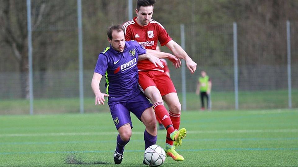 Auch im fünften Spiel in Folge im Grütt ohne Torerfolg: Der SV Buch um Alaa Atalla  (links, gegen Dominik Krieger)  | Foto: Niklas Schöchlin
