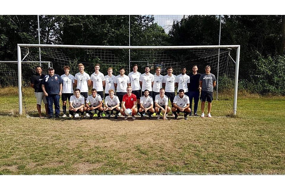 Mit einer hoffnungsvollen Mannschaft starten Trainer Frank Doblhofer (r.) und Vorsitzender Sahin Yildirim (l.) in die Bezirksliga. Foto: Pütz