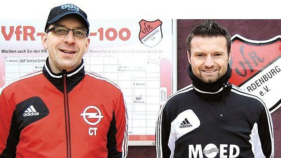 Zieht eine positive Zwischenbilanz: Darius Mandok, Trainer des Fußball-Kreisligisten VfR Wardenburg (rechts im Bild). Während der Winterpause bekam Mandok Verstärkung durch den neuen  Co-Trainer Sascha Hagen (links).