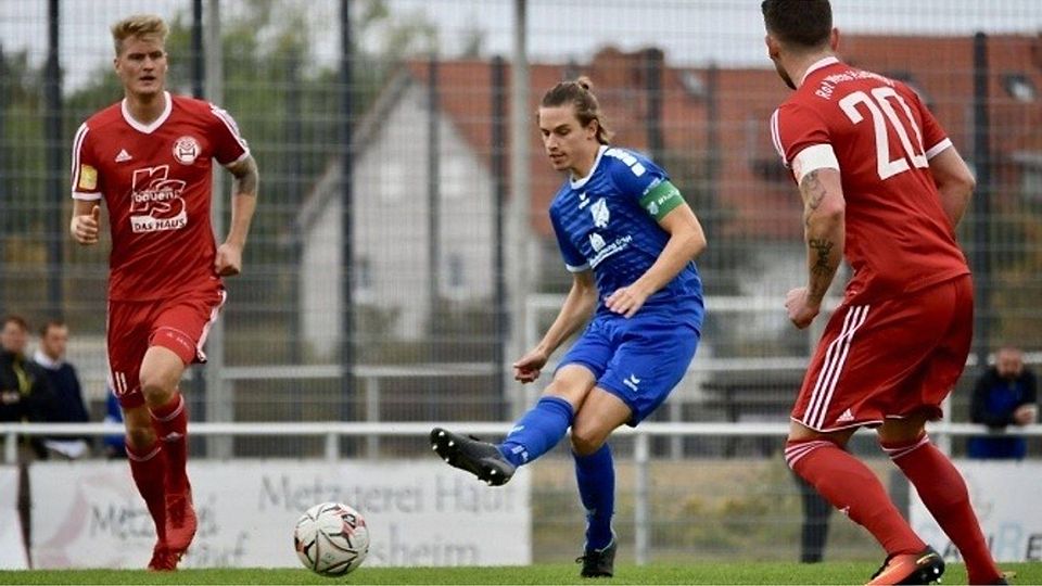 Jörg Finger (blaues Trikot) schnürt seine Schuhe künftig für den FC Eddersheim. F: Norbert Kaus
