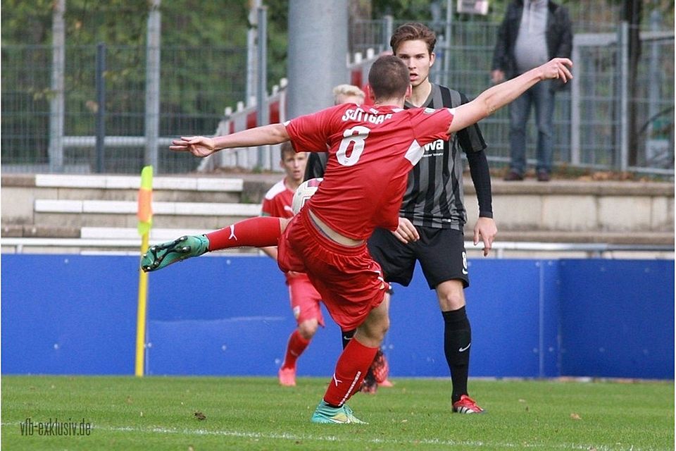 Nur selten kamen die A-Junioren des VfB gegen den FC Augsburg in eine gute Schussposition. Foto: Lommel