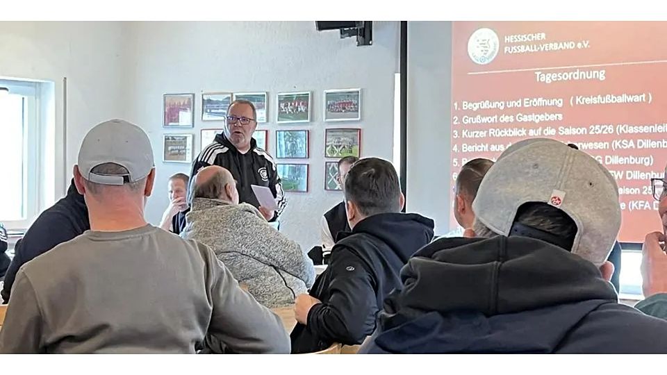 Kreisfußballwart Roland Paul hatte im Sportheim des SV Oberscheld zwei aus seiner Sicht wichtige Themen auf dem Zettel. Erstens: Wie sollen die Vereine die Sanierung 15- bis 20 Jahre alter Kunstrasenplätze finanzieren? Zweitens: Wie könnte ein alternativer Spielbetrieb für die C-Liga-Staffeln aussehen? © Sven Jessen