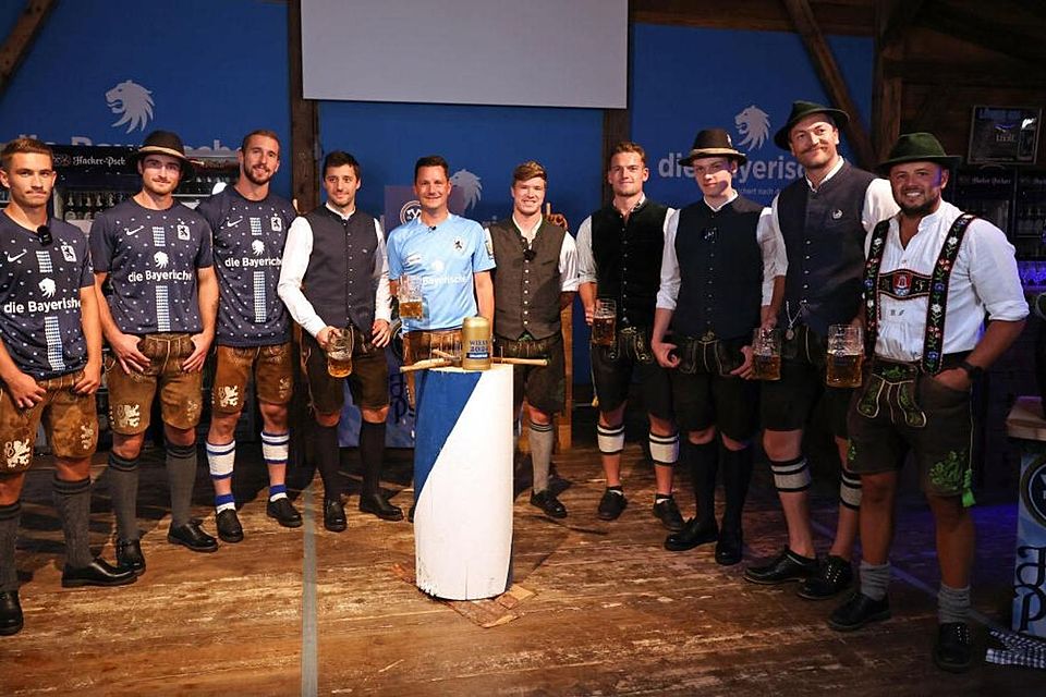 Gruppenfoto mit Moderator Sebastian Schäch (M.): die Spieler von 1860, dem EHC und den Tölzern.