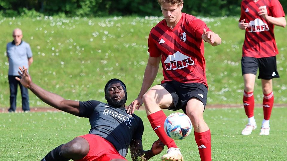 Trotz vollem Einsatz musste sich der BCA II – hier versucht Imouroine Ouro-Agouda (l.), dem Langenbacher Johannes Weber den Ball abzuluchsen – dem SVL geschlagen geben. Michalek