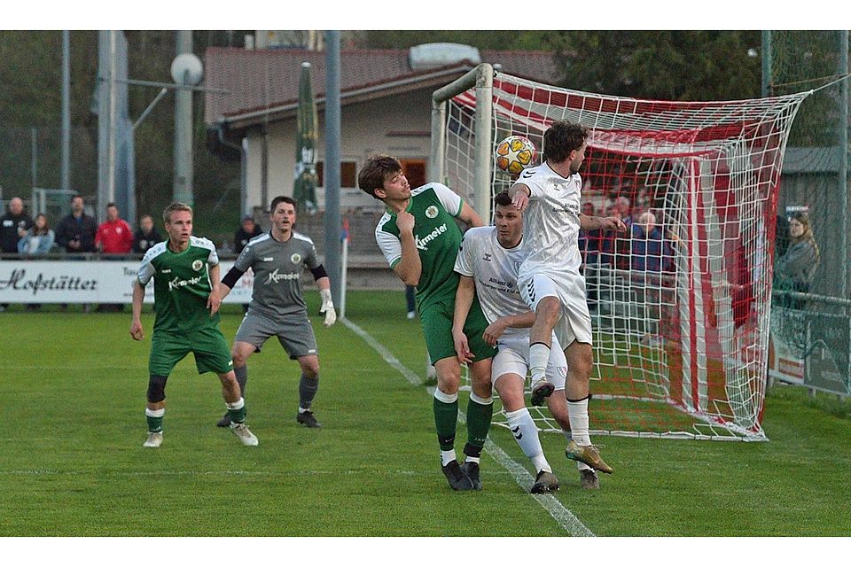 Immer gefährlich: Doppelpacker Jannis Tsimeridis (r.) und 2:0-Torschütze Valentin Unterreitmeier (2.v.r.) im Zweikampf mit Gästeverteidiger Lukas Gröppmair. Dahinter warten Gästetorwart Stefan Renauer und Philipp Hoffmann die Situation ab.