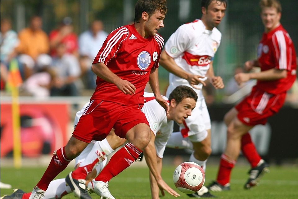 Für den KSV Hessen Kassel lief Noutsos (vorne) zwölf Mal auf – seine Gegenspieler waren dabei u.a. der spätere Bundesligaprofi Christian Gentner (liegend).