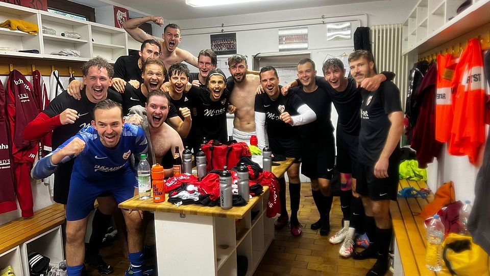 Jubel in der Kabine nach dem 1:0 Auftaktsieg