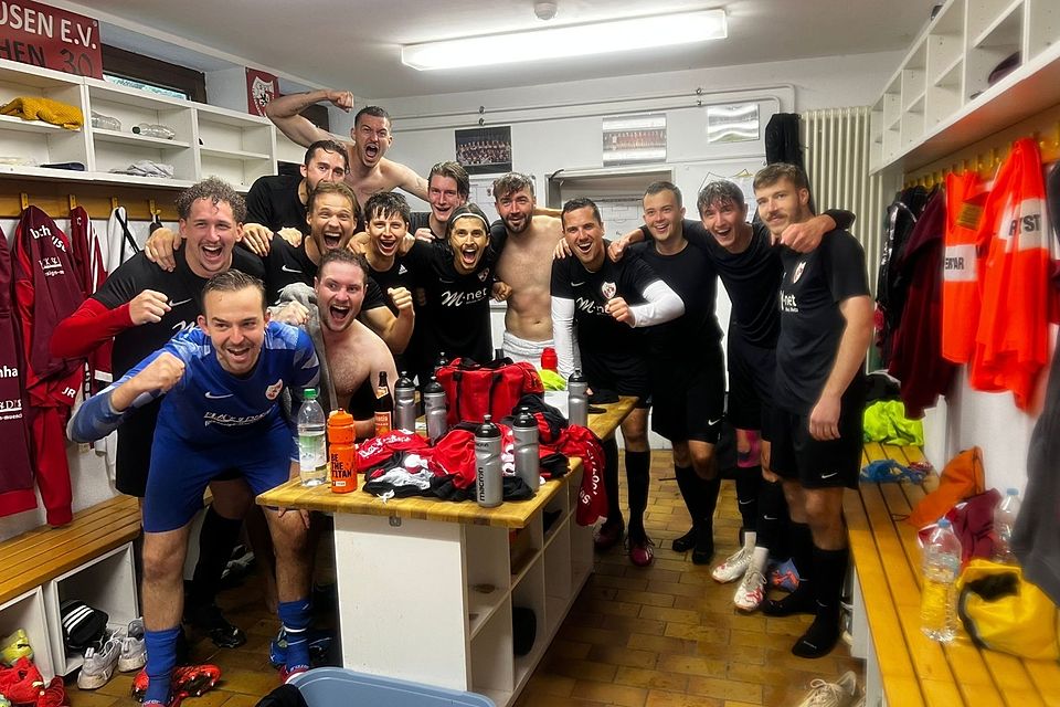 Jubel in der Kabine nach dem 1:0 Auftaktsieg