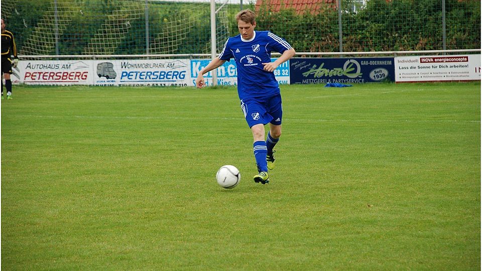 Ich will diese Saison "alle restlichen Heimspiele gewinnen", gibt Trainer Roland Ceku das Ziel für die kommenden Spiele von TuS Biebelnheim II (blau) aus. F: Bohn