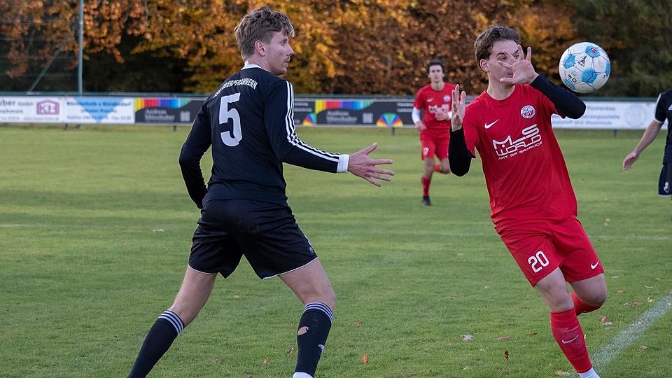 Nur gucken, nicht anfassen: Pframmerns (schwarz) Anton Tristl und Baldhams Paul Vitzthum würden gerne.